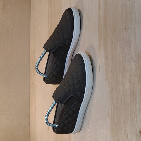 Steve Madden ECNTRCQT Womens Olive Slip On Sneakers - Picture 2 of 10